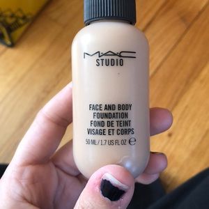 Mac face and body foundation color C4